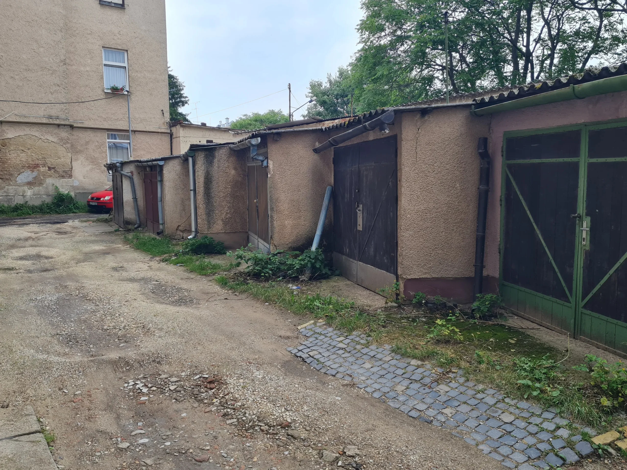 Debrecen belvárosában, Vásáry István utcában garázs eladó