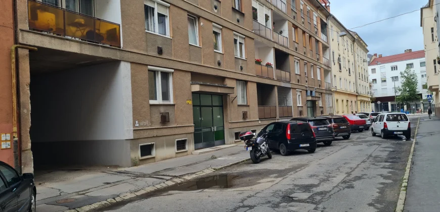 Debrecen belvárosában, Vásáry István utcában garázs eladó