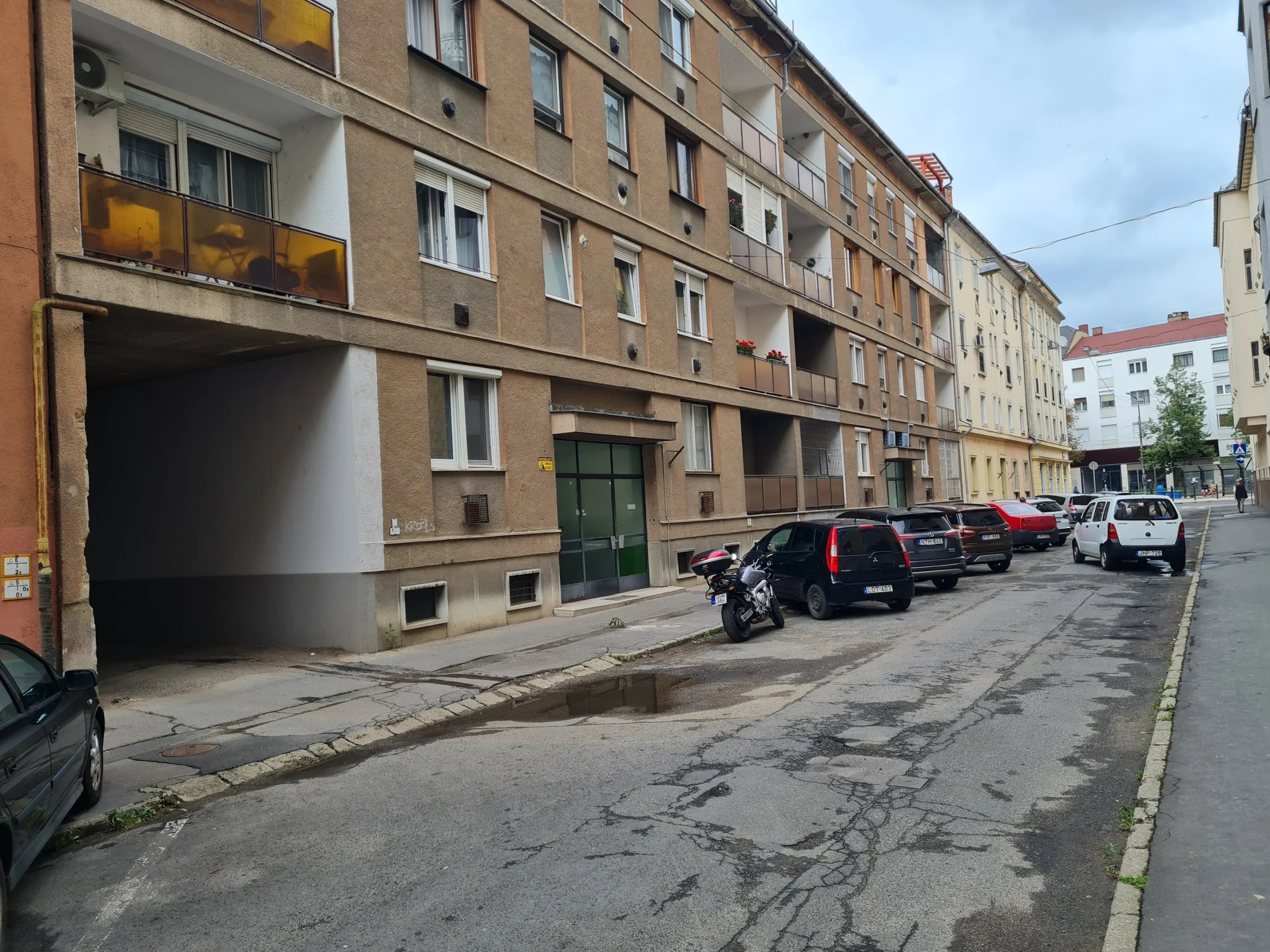 Debrecen belvárosában, Vásáry István utcában garázs eladó