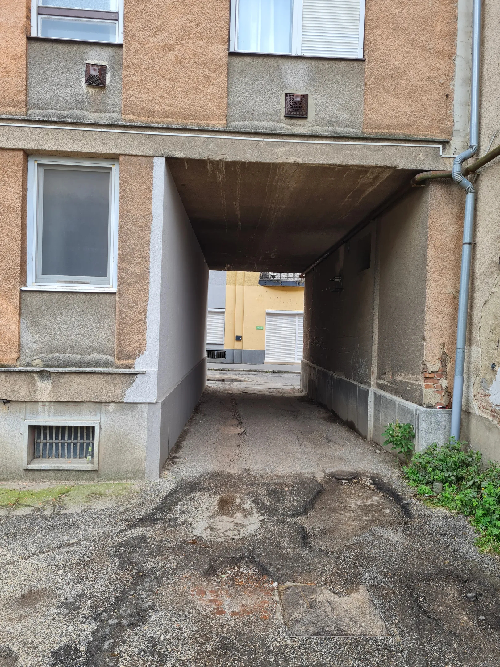 Debrecen belvárosában, Vásáry István utcában garázs eladó