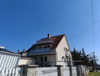 Debrecen, Vadliba utca, ikerház fele eladó