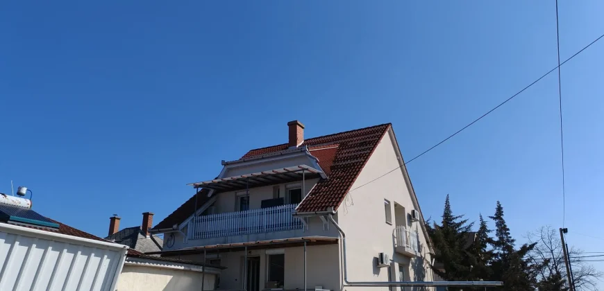 Debrecen, Vadliba utca, ikerház fele eladó