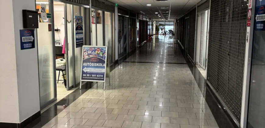 Debrecen-Belváros, Hal köz Üzletházban 20 nm-es üzlethelyiség kiadó.