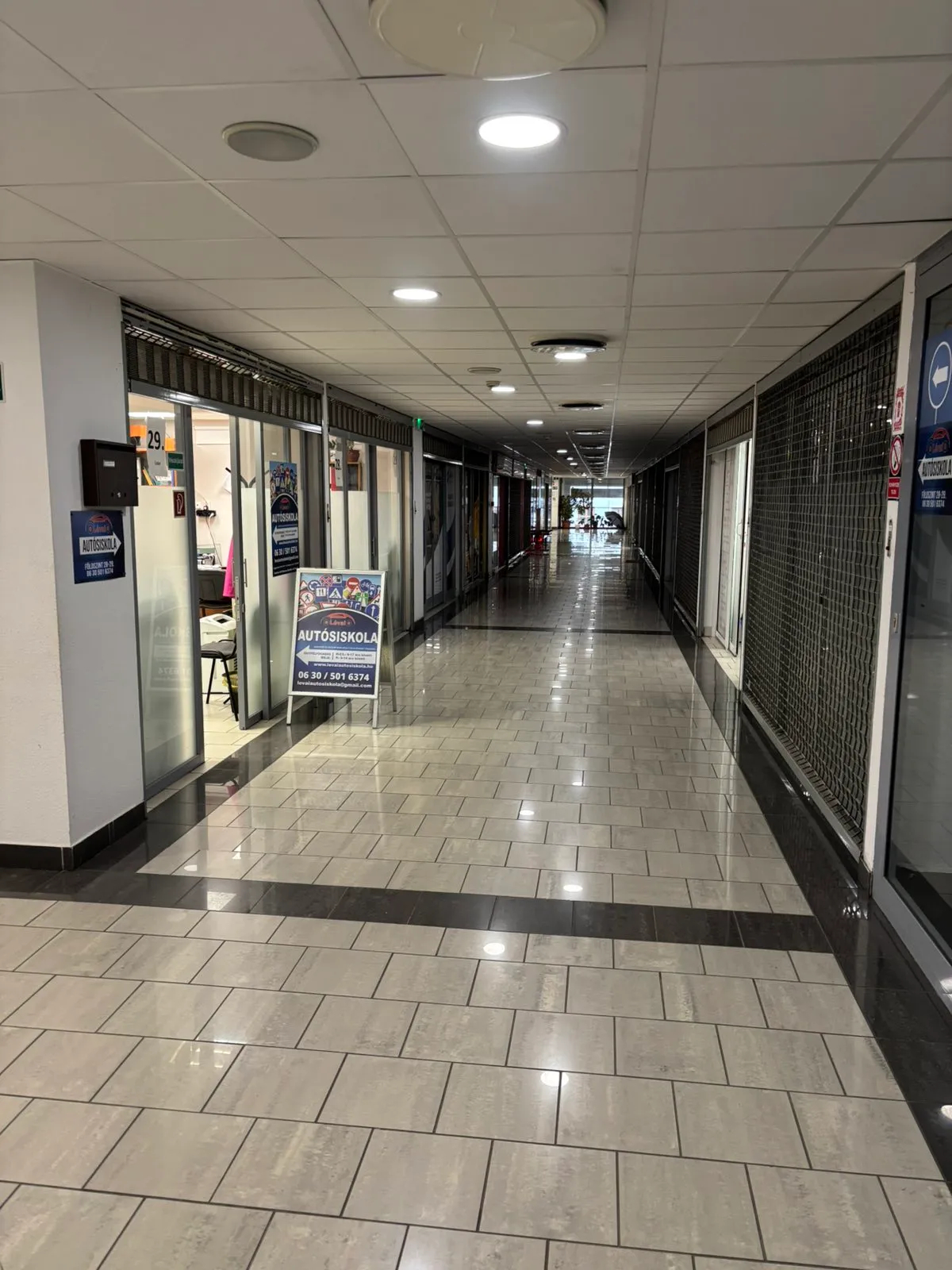 Debrecen-Belváros, Hal köz Üzletházban 20 nm-es üzlethelyiség kiadó.