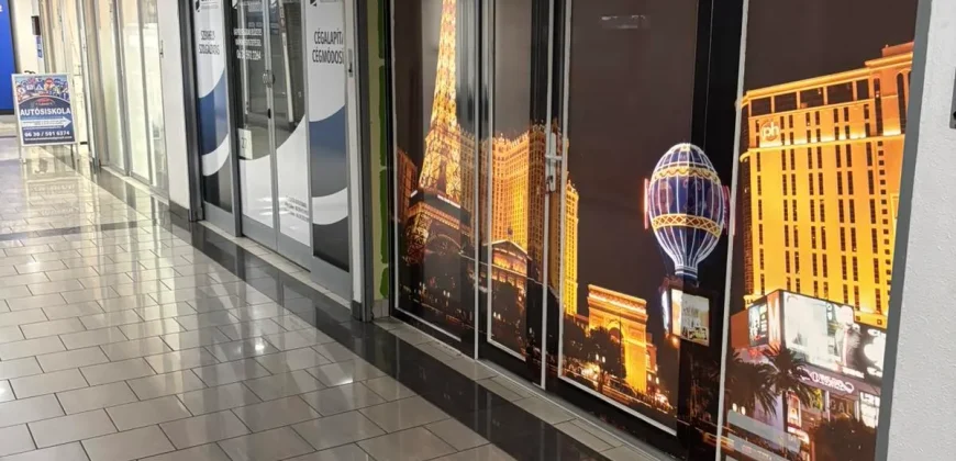 Debrecen-Belváros, Hal köz Üzletházban 20 nm-es üzlethelyiség kiadó.