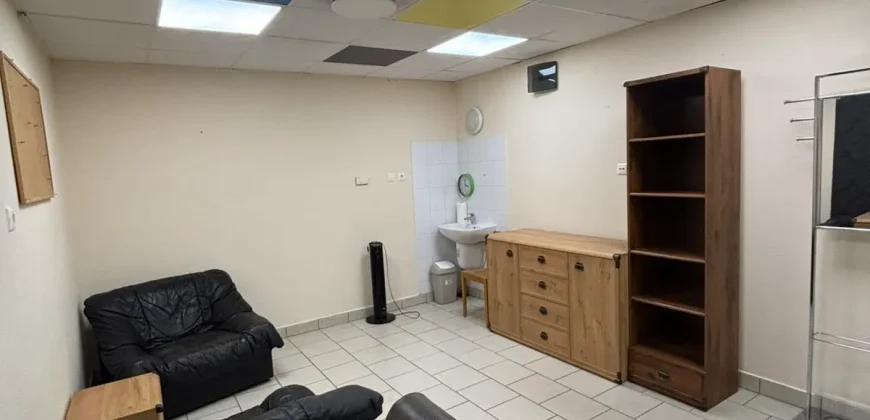Debrecen-Belváros, Hal köz Üzletházban 20 nm-es üzlethelyiség kiadó.