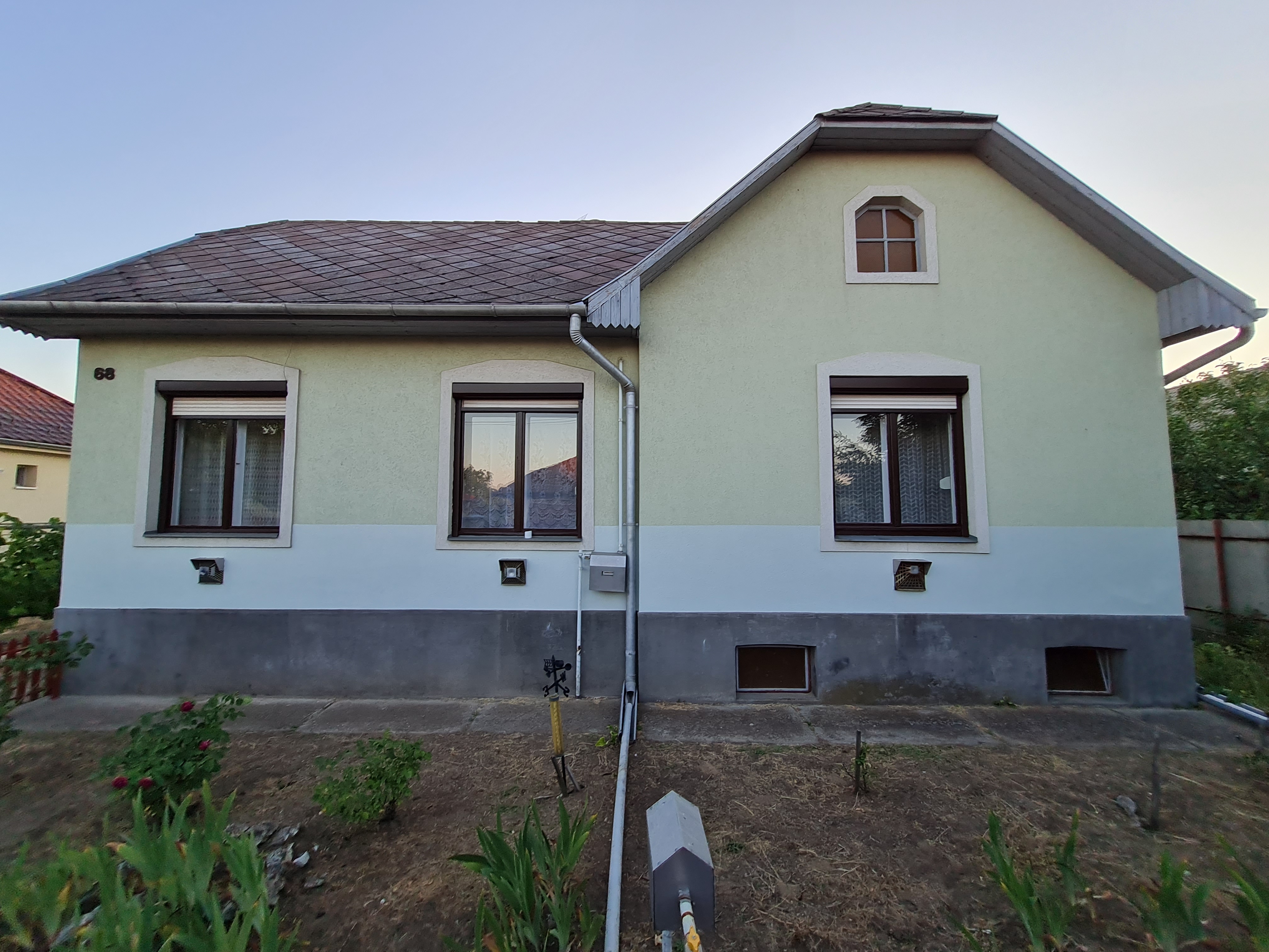 Debrecen-Csapókert, 70 nm-es, bútorozatlan családi ház kiadó