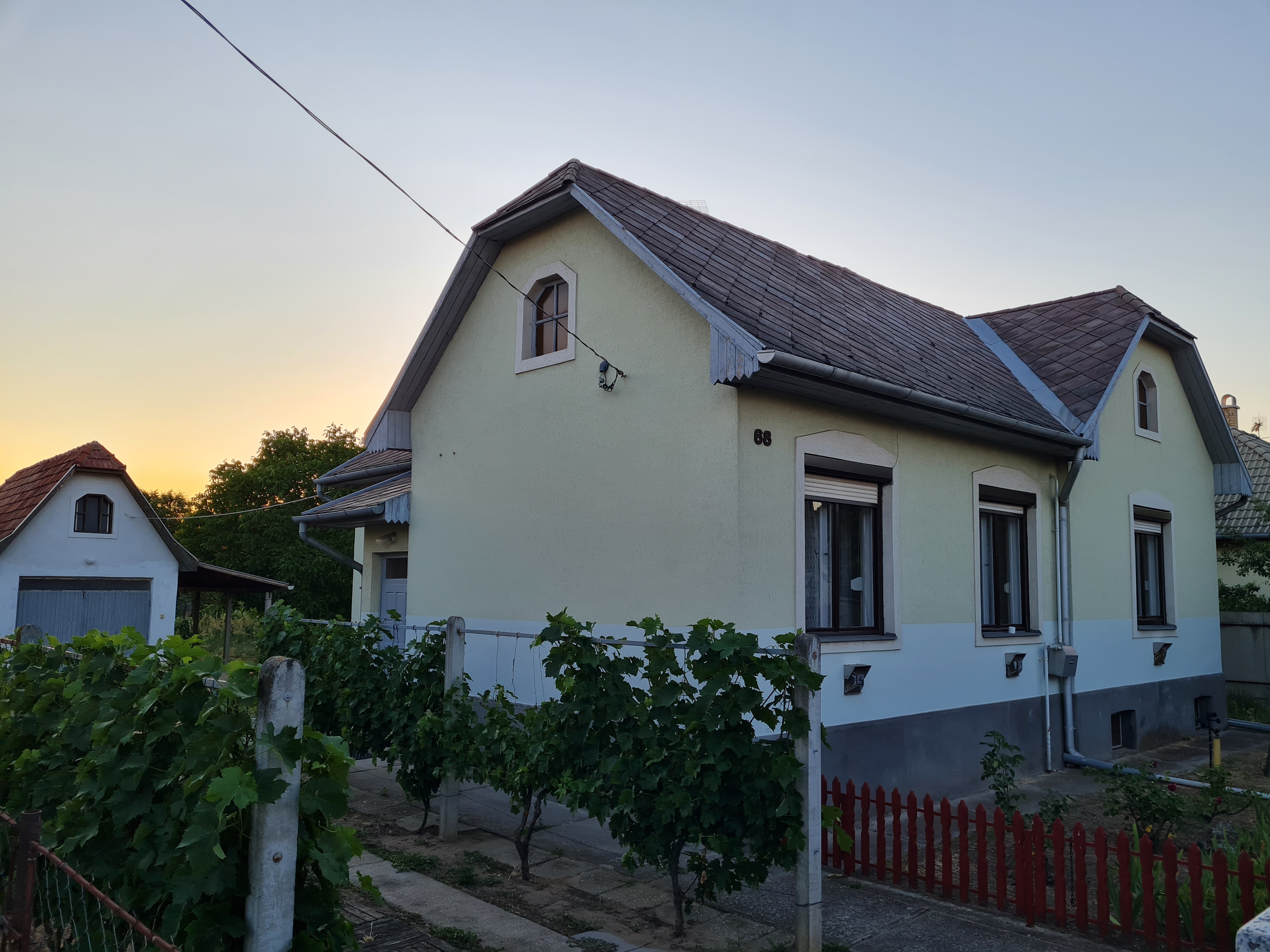 Debrecen-Csapókert, 70 nm-es, bútorozatlan családi ház kiadó