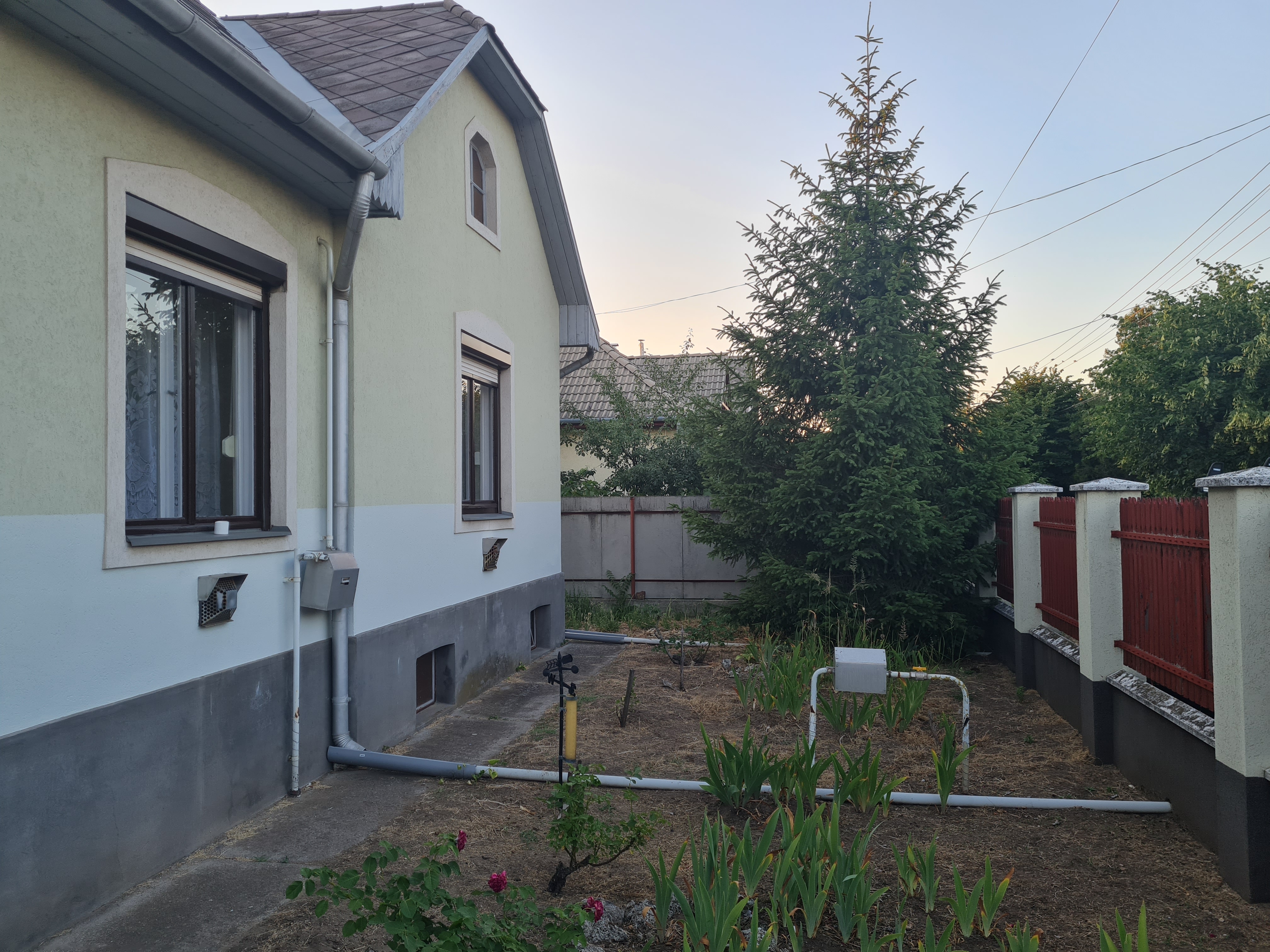 Debrecen-Csapókert, 70 nm-es, bútorozatlan családi ház kiadó