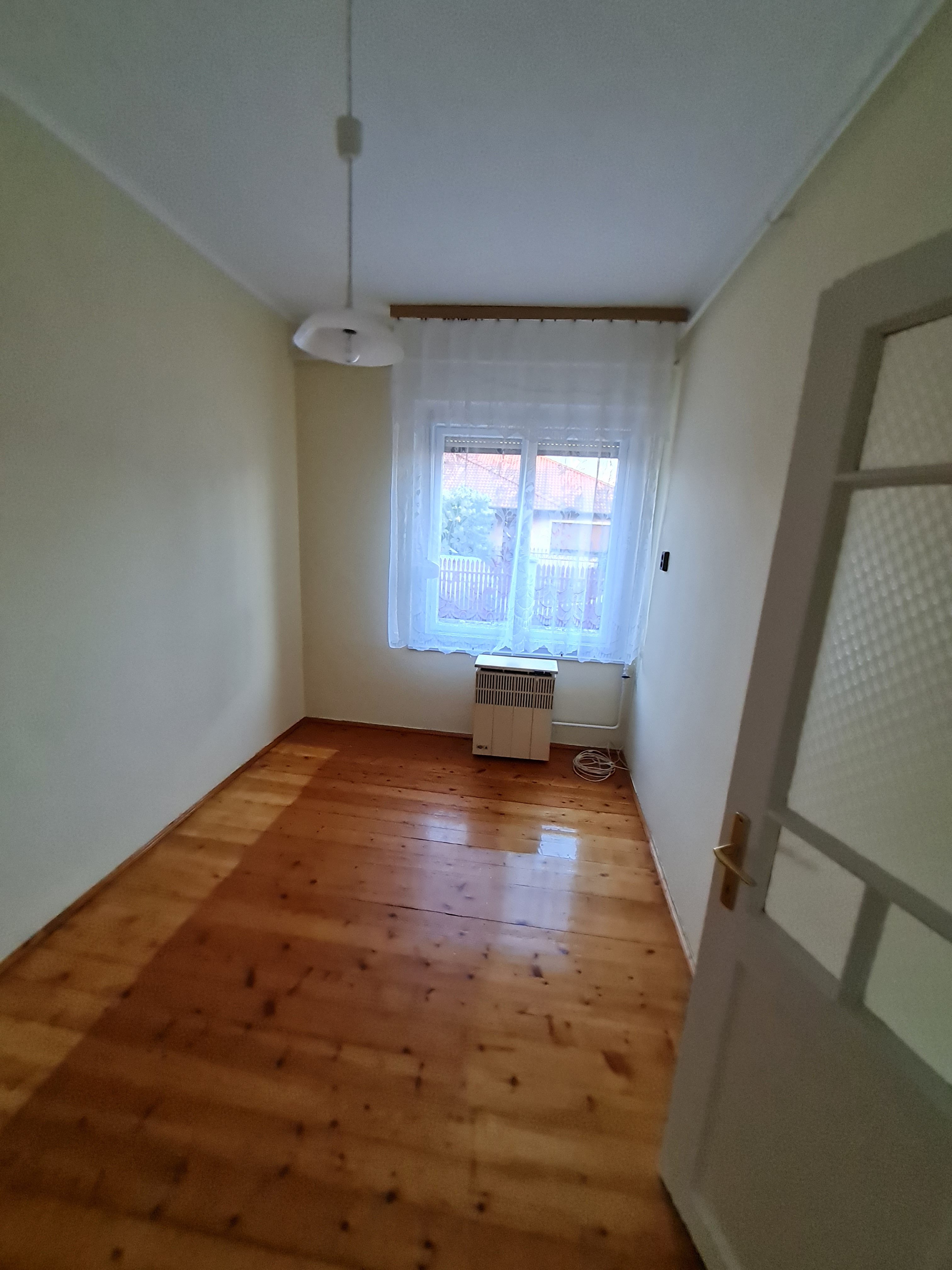 Debrecen-Csapókert, 70 nm-es, bútorozatlan családi ház kiadó