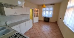 Debrecen-Csapókert, 70 nm-es, bútorozatlan családi ház kiadó