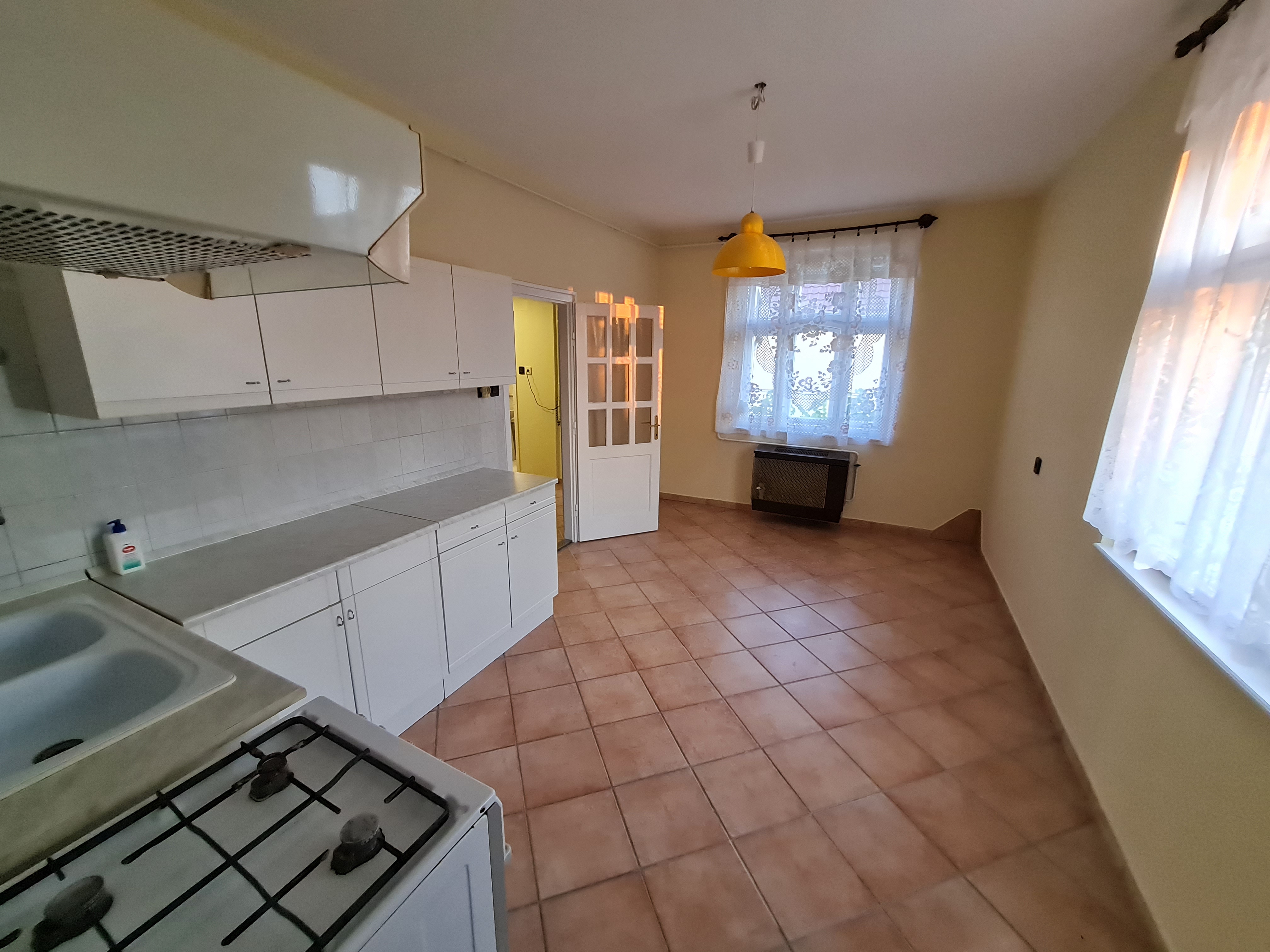 Debrecen-Csapókert, 70 nm-es, bútorozatlan családi ház kiadó