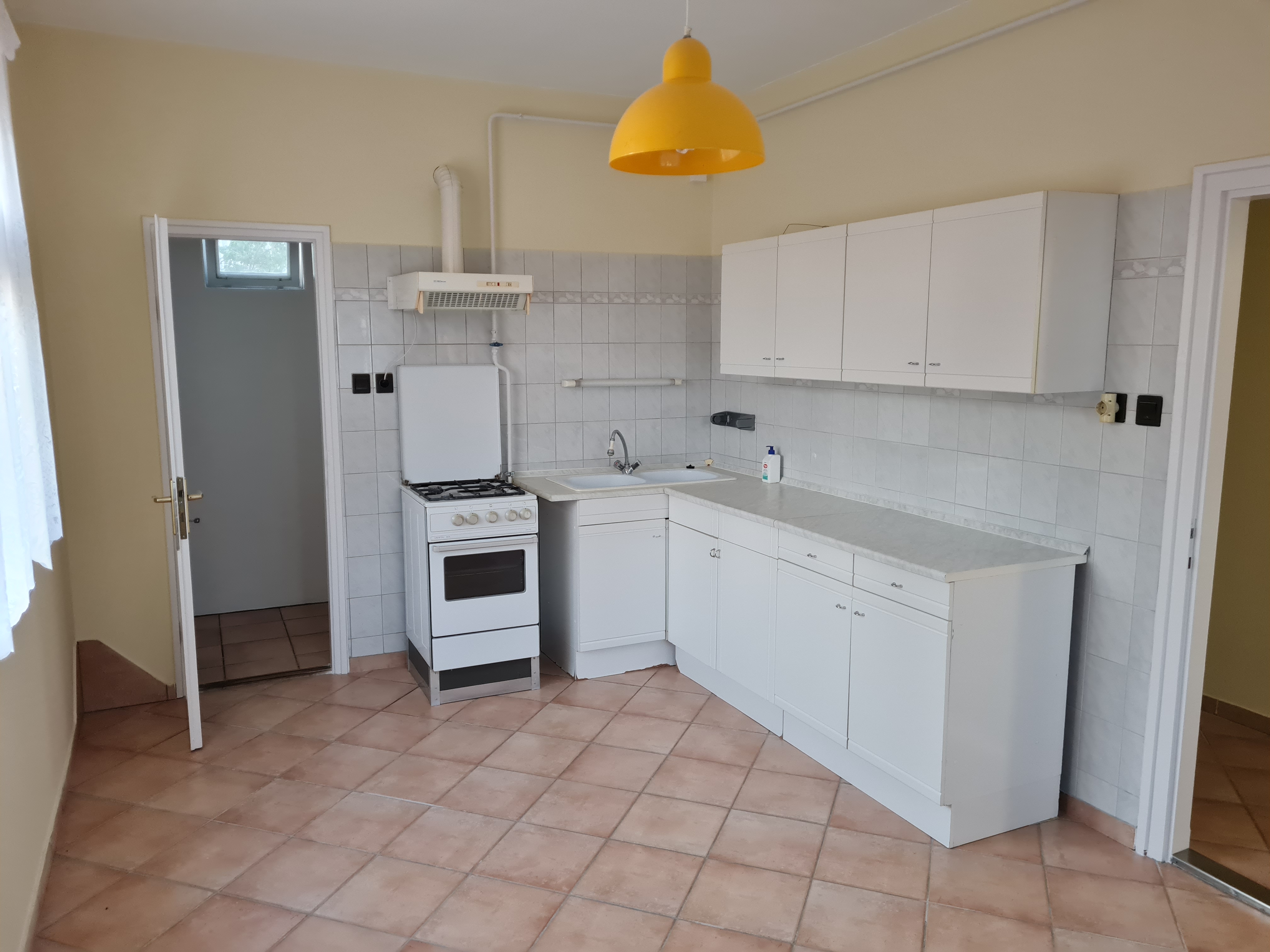Debrecen-Csapókert, 70 nm-es, bútorozatlan családi ház kiadó