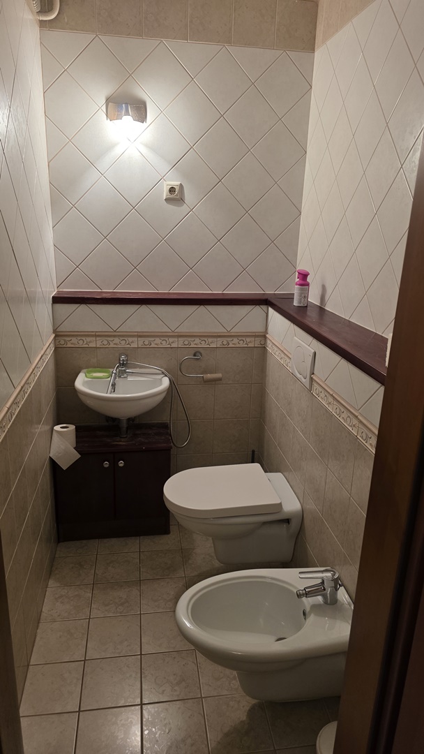 Debreceni Egyetem mellett 87nm, 2 szoba+nappalis, bútorozott szép lakás kiadó.