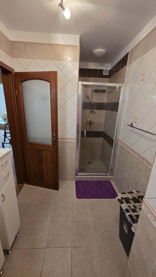 Debreceni Egyetem mellett 87nm, 2 szoba+nappalis, bútorozott szép lakás kiadó.